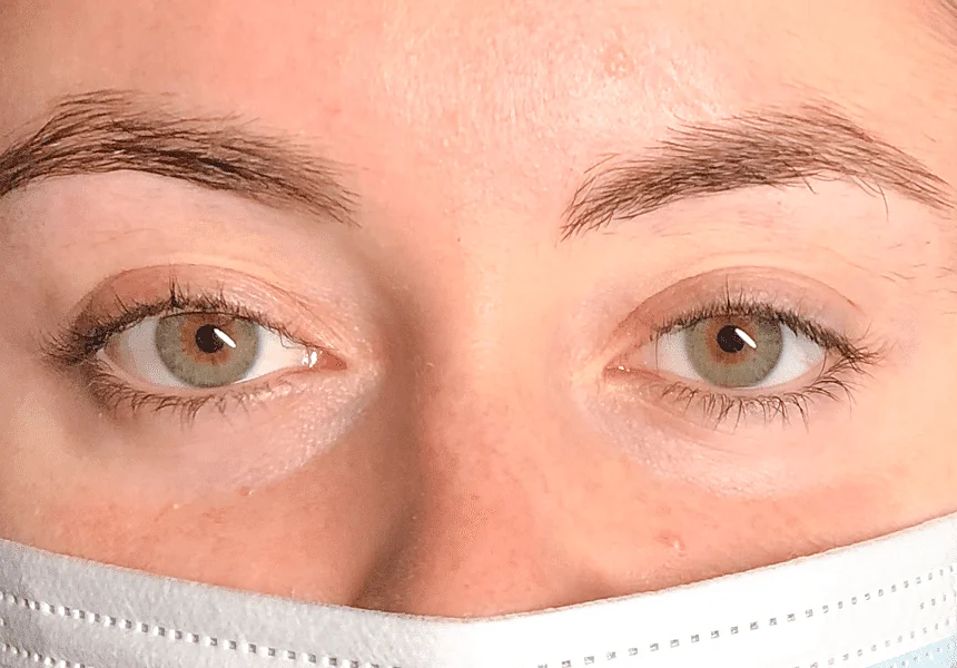 Augenpartie vor dem Wimpernlifting: kurze, gerade Wimpern, Frau mit Mundschutz