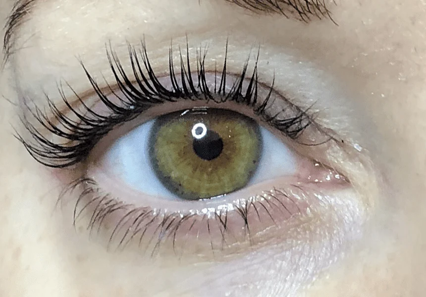 Nahaufnahme desselben Auges nach dem Wimpernlifting: dunkle, nach oben geschwungene Wimpern