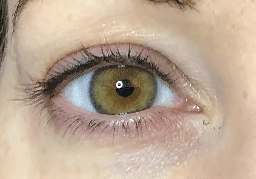 Nahaufnahme eines Auges vor dem Wimpernlifting: Wimpern hängen nach unten