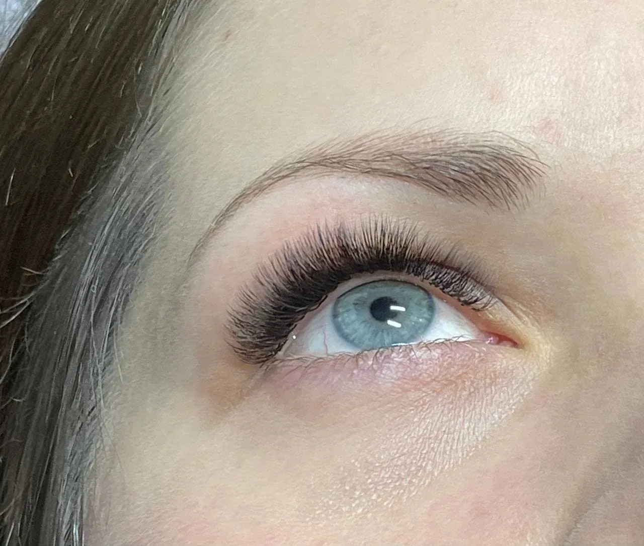 Nahaufnahme eines Auges mit Volumen-Wimpernextensions, Motiv der Zwei-Tages-Schulung in Köln