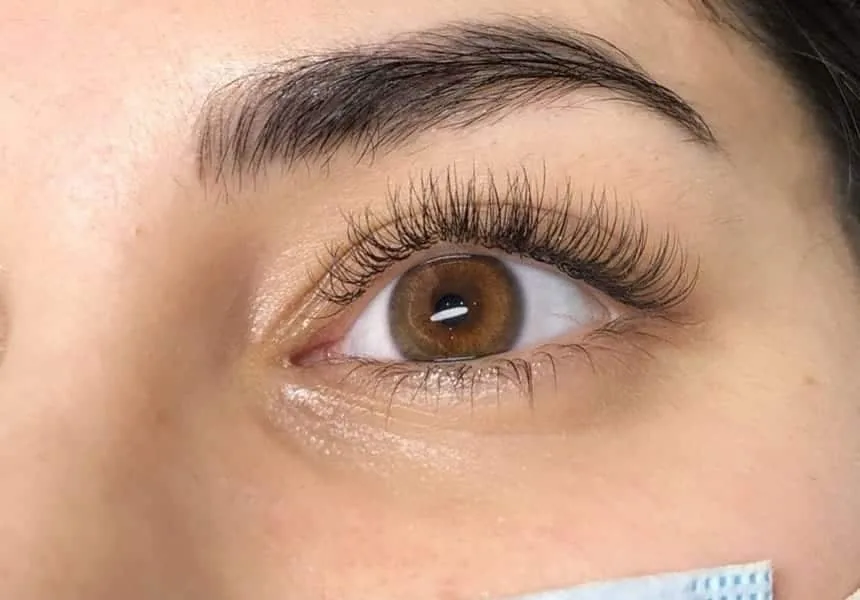 Auge mit natürlichen Wimpernextensions in 1:1-Technik als Ergebnis einer Wimpernverlängerung-Ausbildung