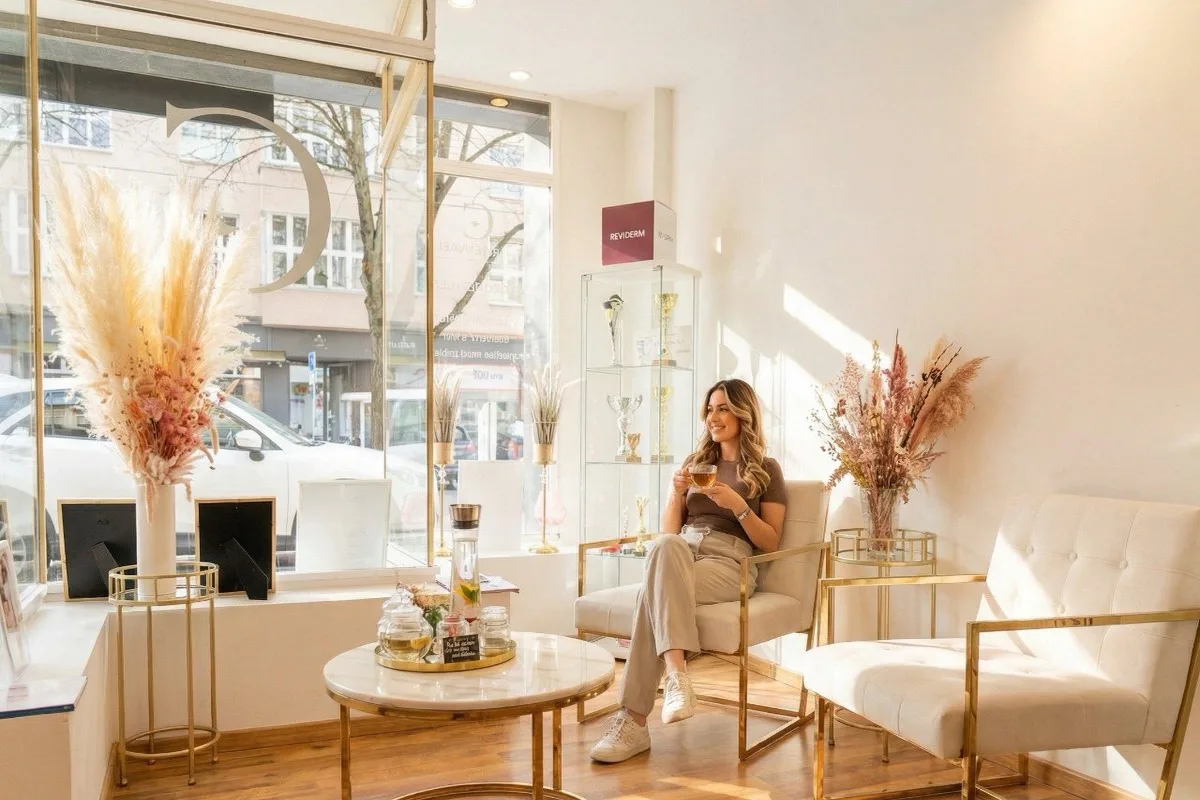 Lounge mit Sesseln, Tee und Pampasgras im Sonnenlicht